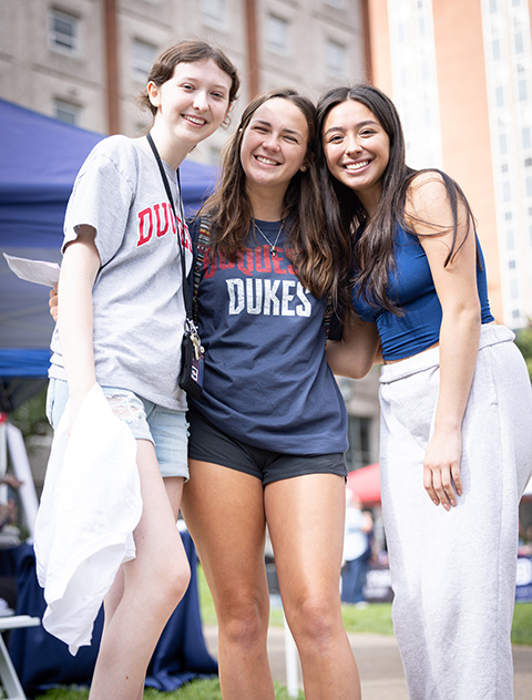 Three Duquesne students at Orientation 2023.