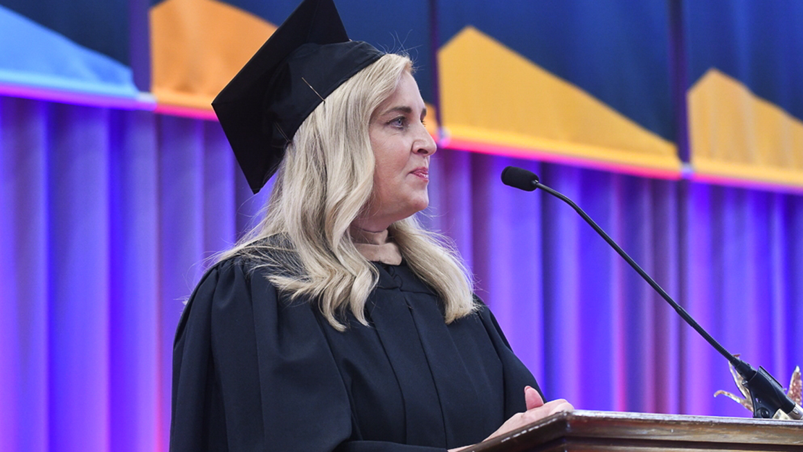 Sharon Kelley (B’86) giving her commencement  speech.