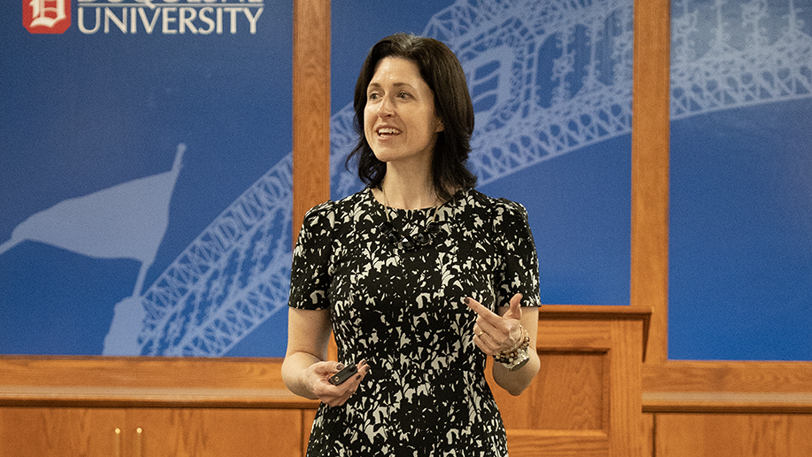 Dr. Becky Ellsworth, Assistant Dean for Academic Programs and Student Affairs, presenting at the Meet the Dean Session.