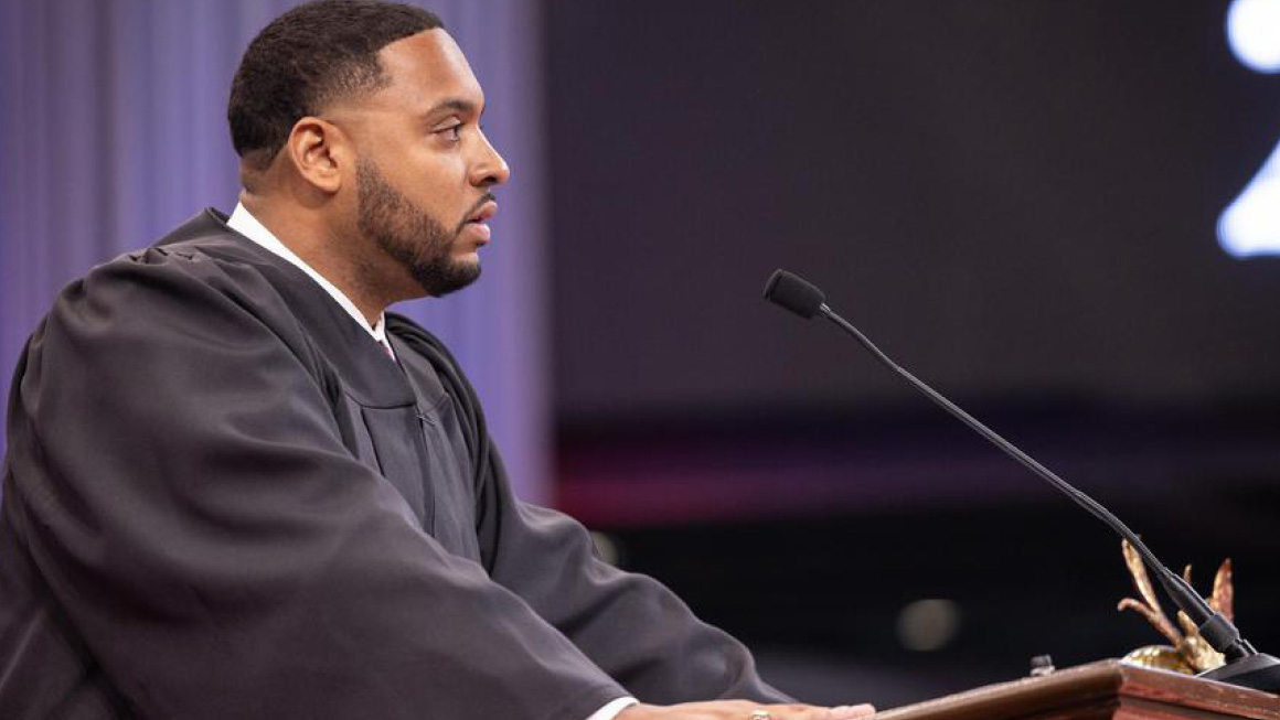 Aaron Reed (B’16) giving a speech before receiving the 2024 Young Alumnus of the Year Award.