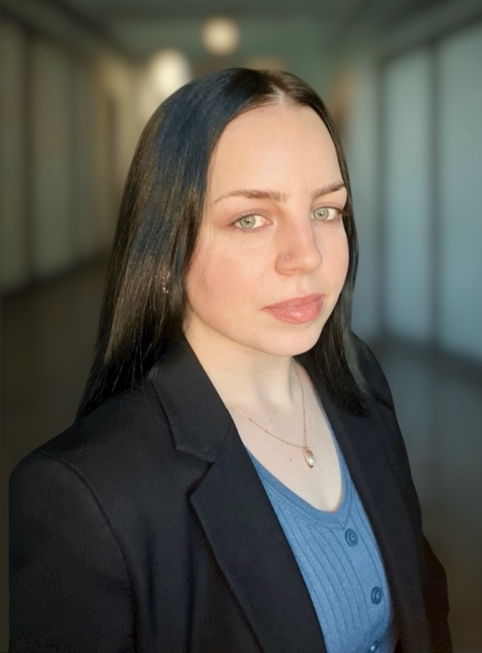 Extern Bella Chapman in business suit