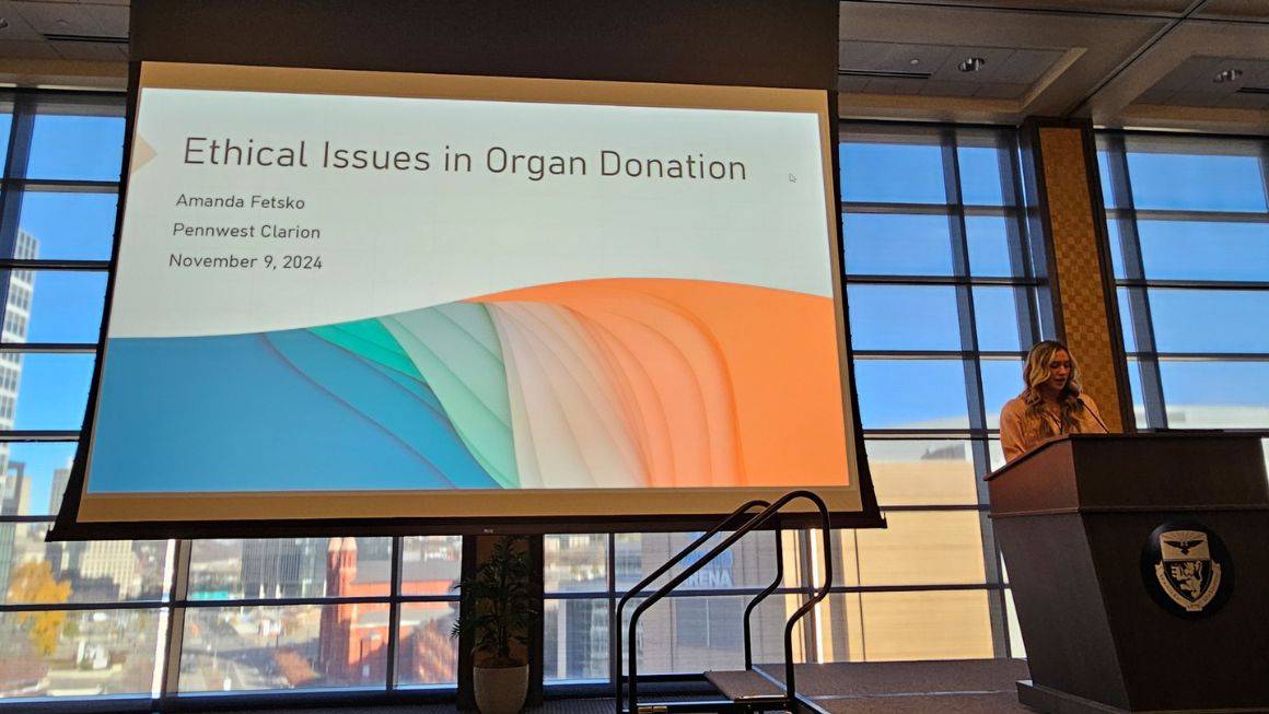 Speaker Amanda Fetsko talking about Ethical Issues in Organ Donation to the crowd.