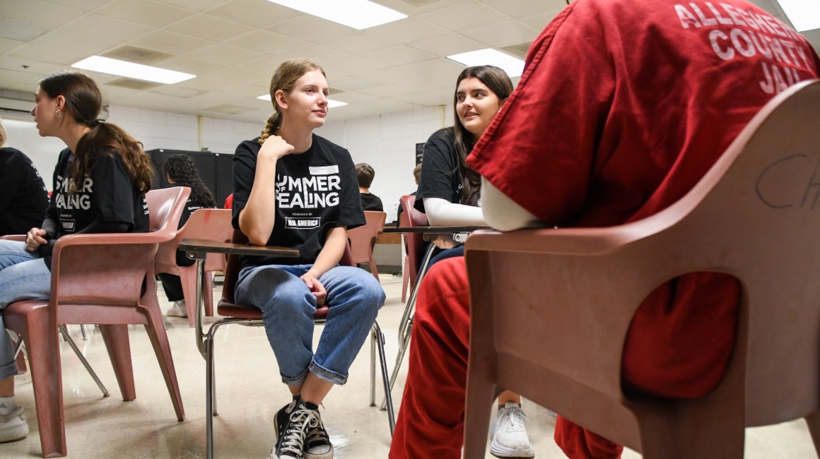 Students speak with incarcerated individual