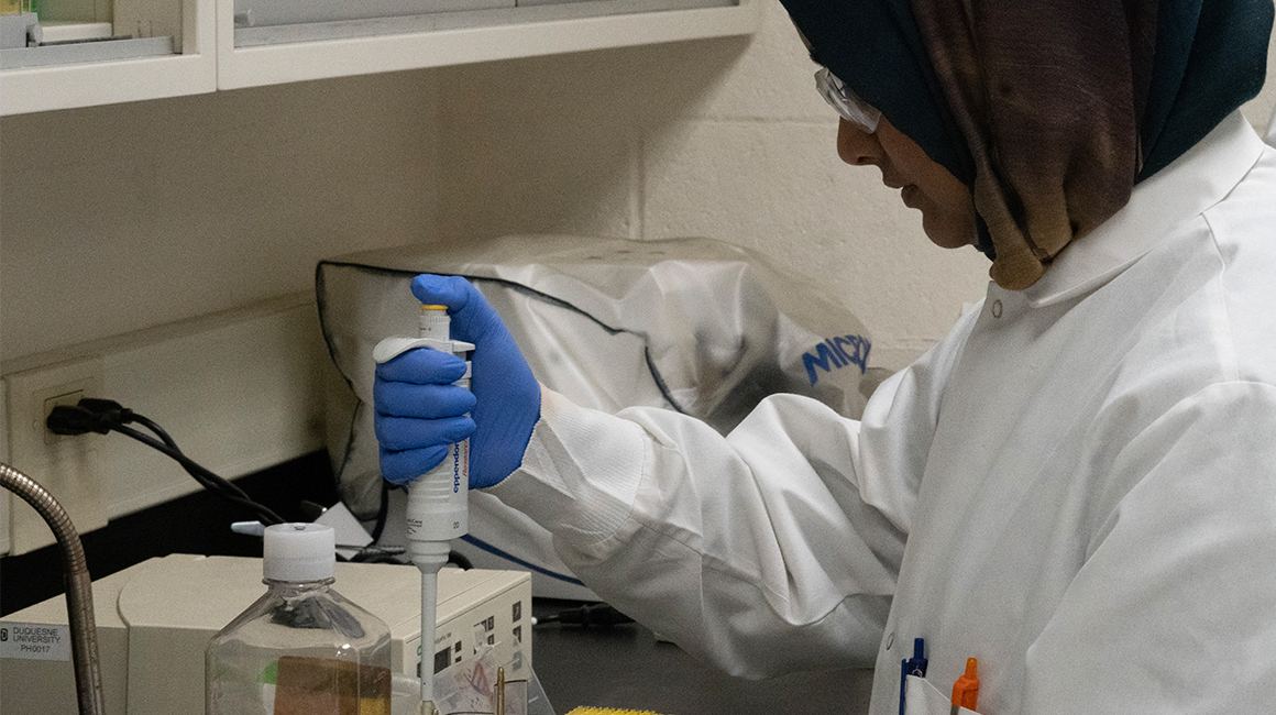 pharmaoclogy student in a lab