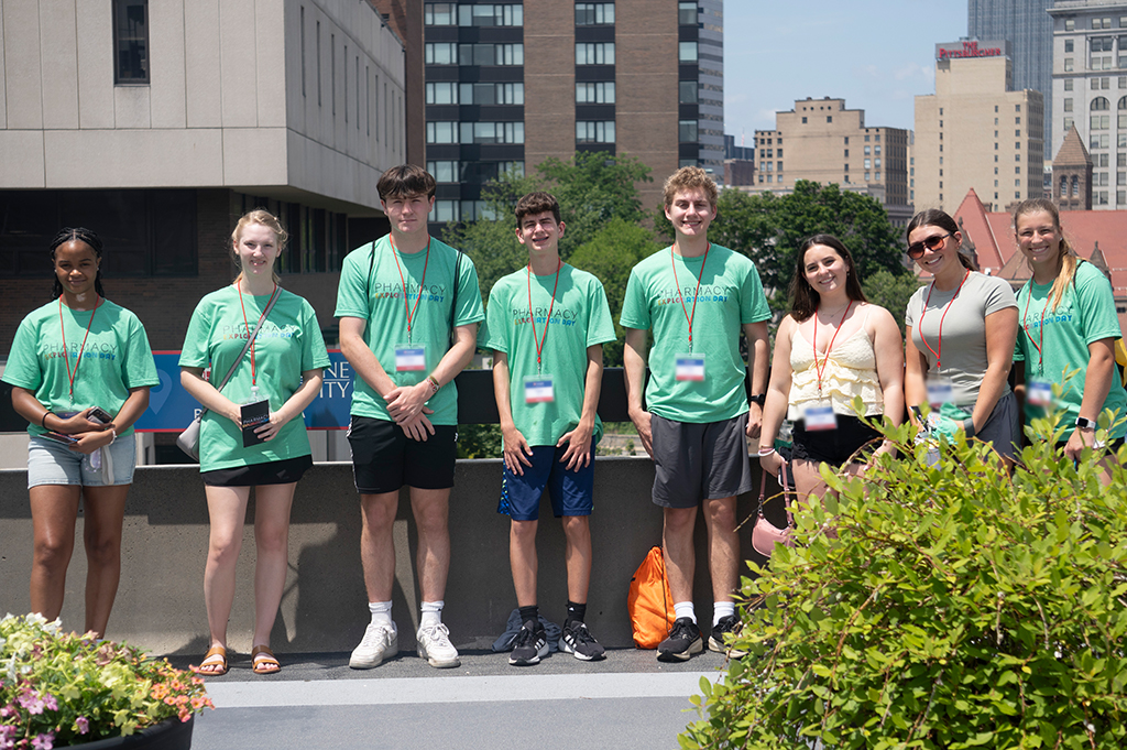 group photo of prospective students at pharmacy exploration day