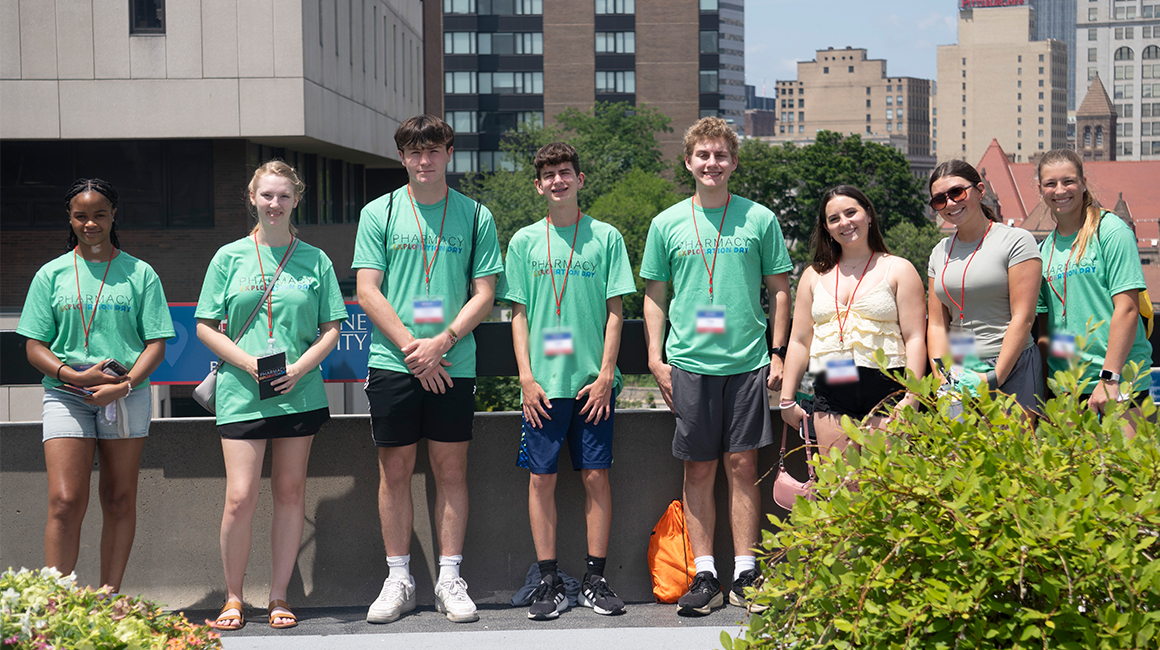 group photo of prospective students at pharmacy exploration day