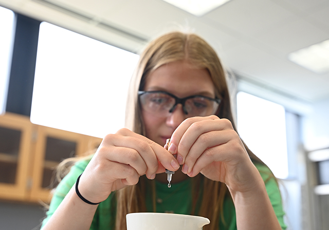 Prospective student creates a compound at Pharmacy Exploration Day.