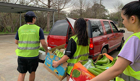 Duquesne students are volunteering at a food drive.
