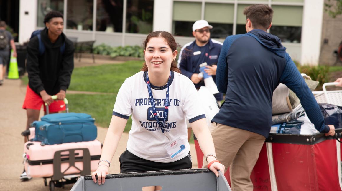 Duquesne student helps first-year students move in