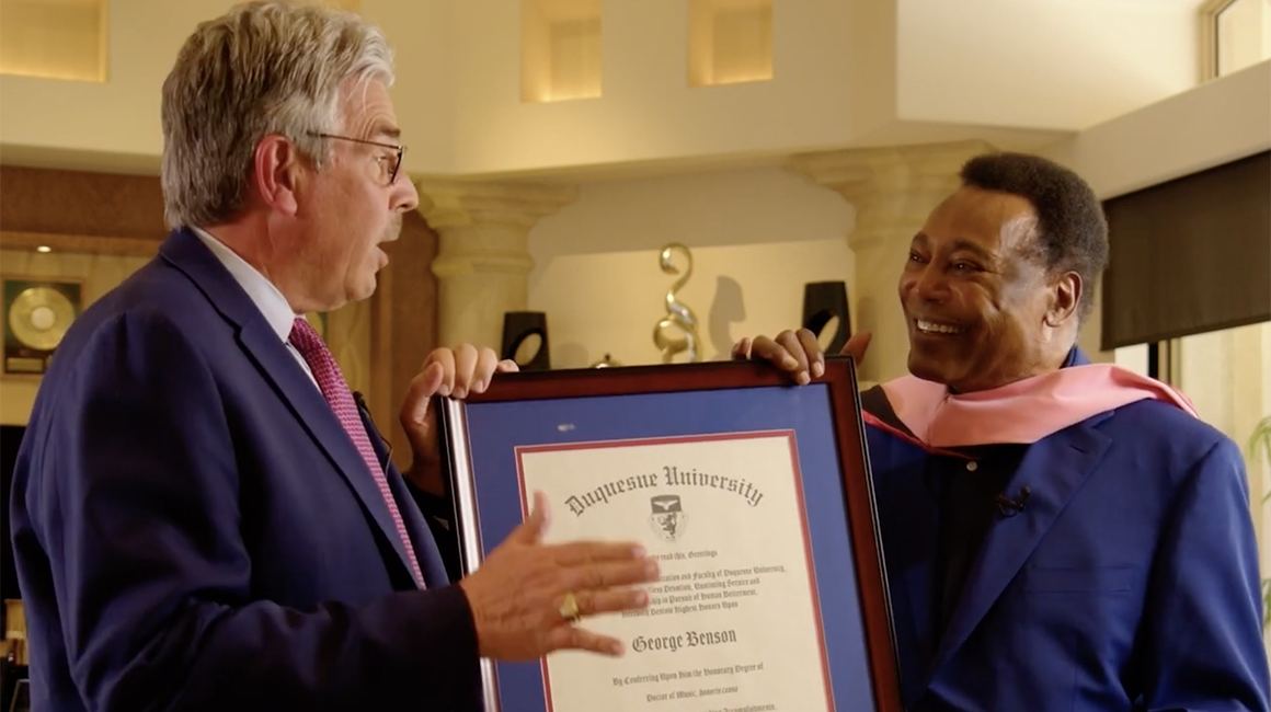 President Gormley presents honorary degree to George Benson