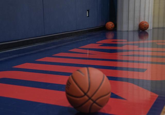 Duquesne basketballs on court