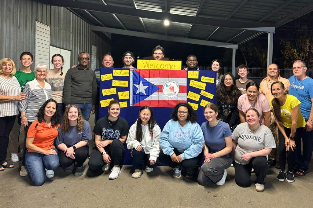 Students gathered with welcome sign in Puerto Rico